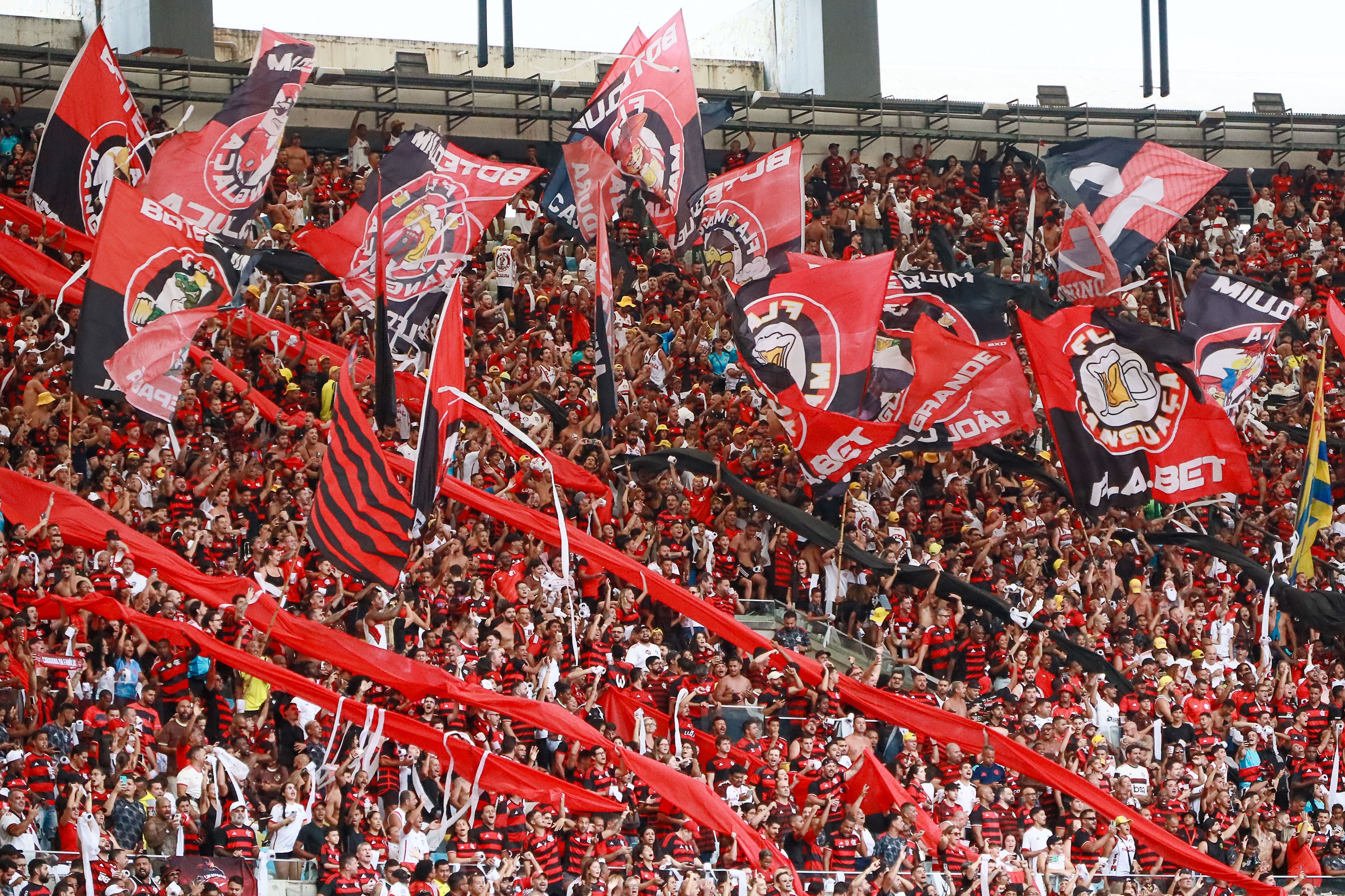Brasileirao volta do recesso da Copa e Flamengo goleia a Chapecoense por 4 a 0, com Pedro artilheiro